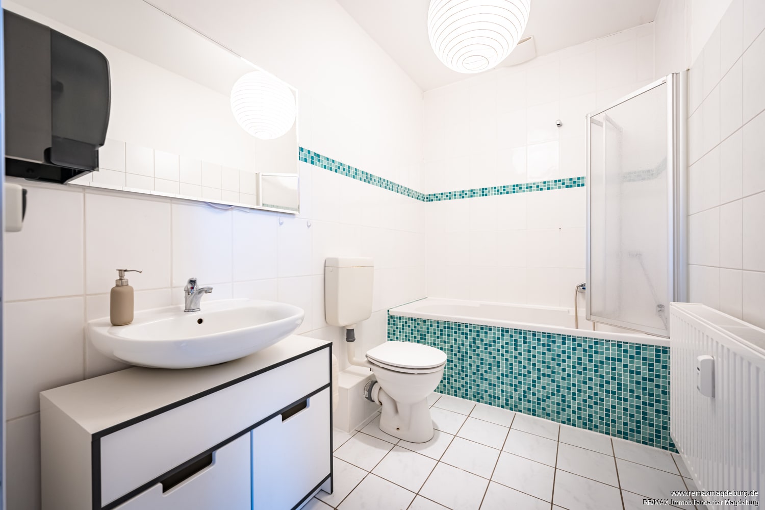 Badezimmer mit Badewanne